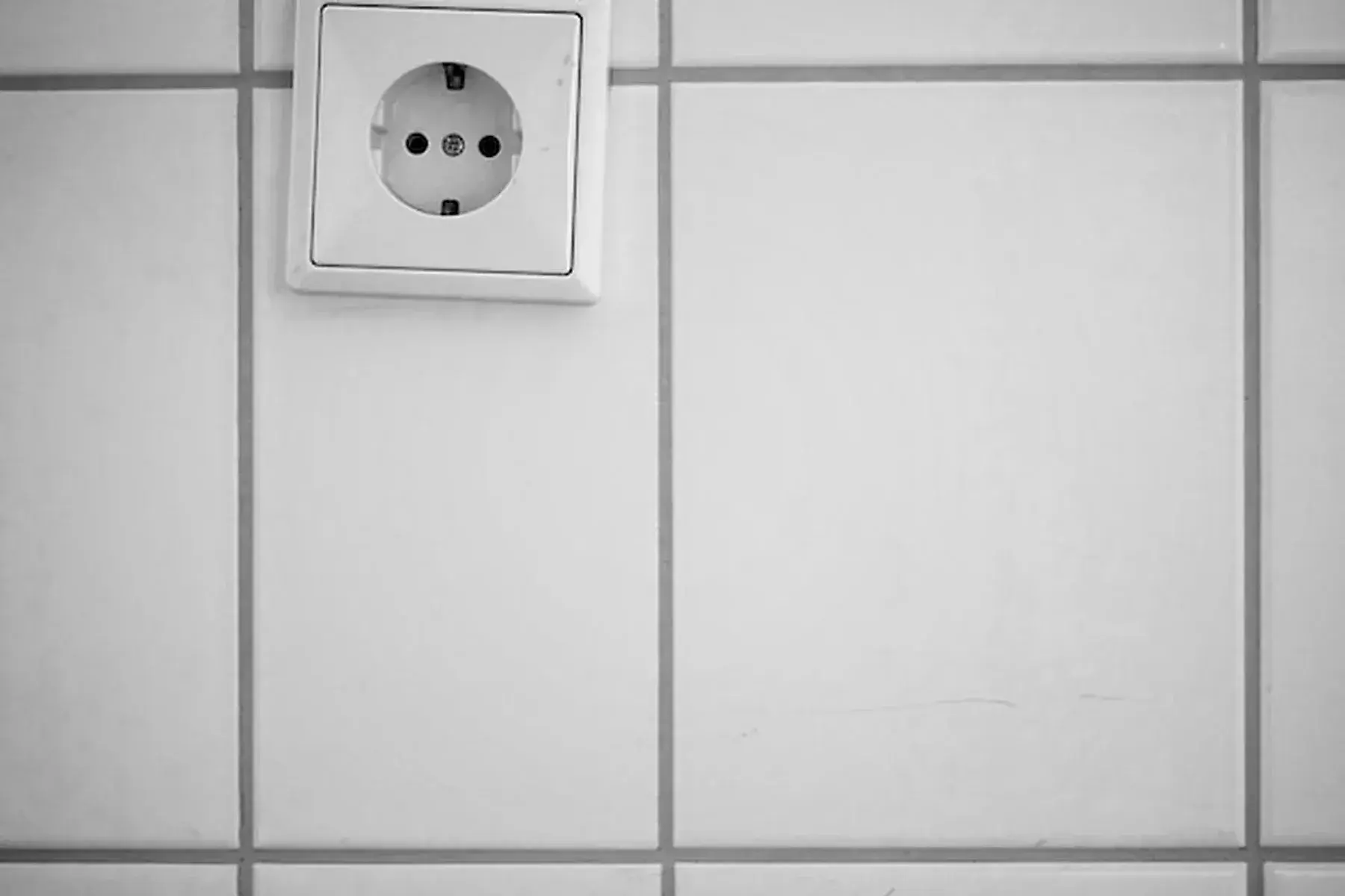 Wtyczka elektryczna na ścianie