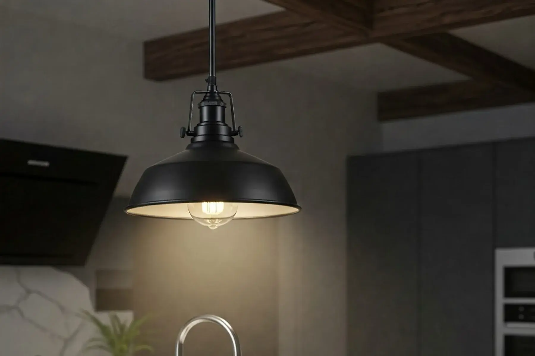 Czarna lampa wisząca w kuchni w stylu loft