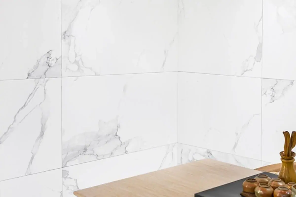 Białe płytki marmurowe w kuchni